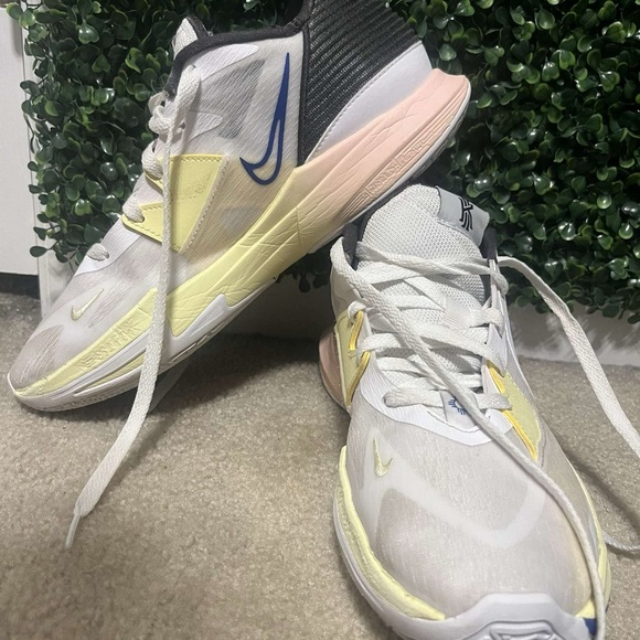 Size 10.5 Nike Kyrie Low White Game with Box Included - Picture 4 of 12